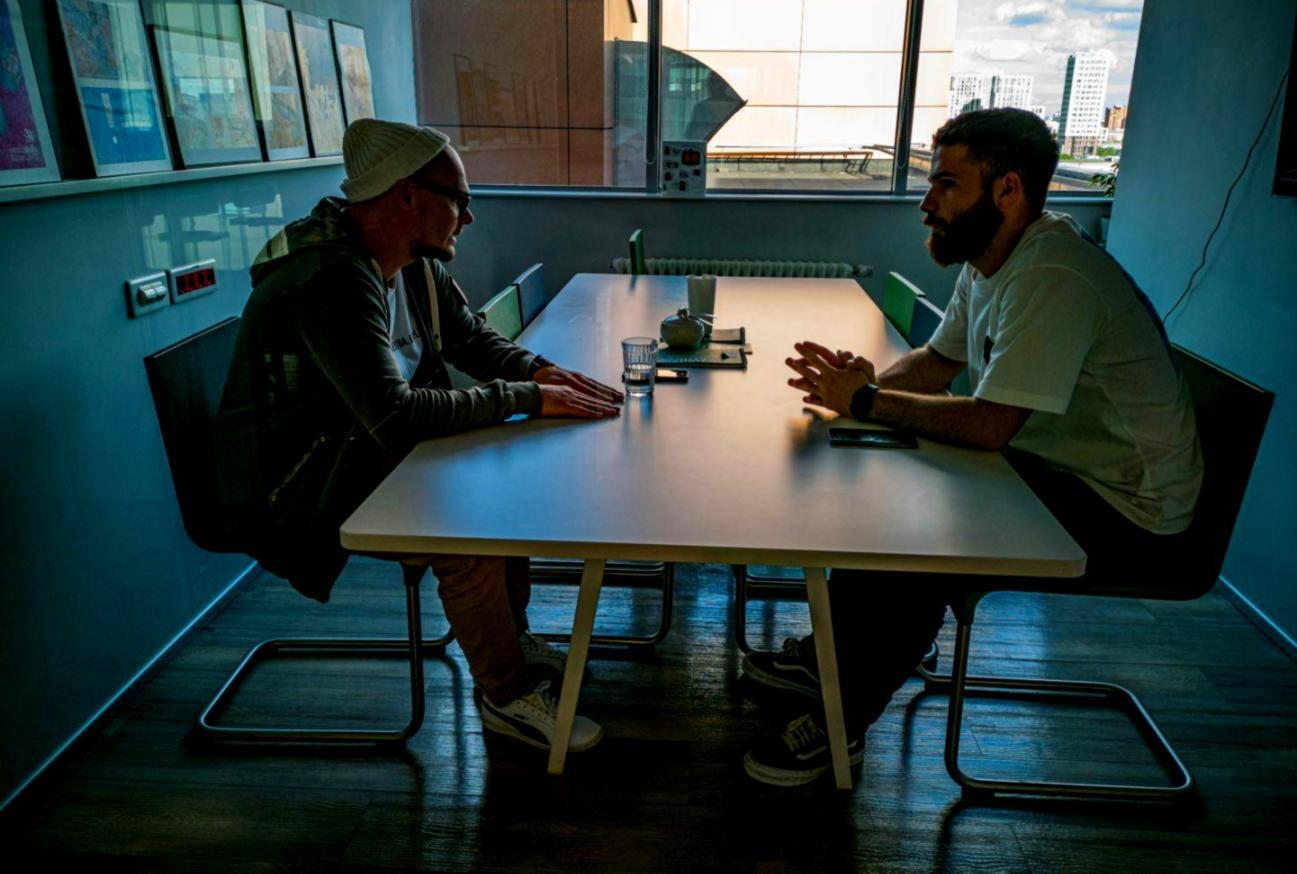 Profesionales analizando datos financieros en sesión de formación práctica